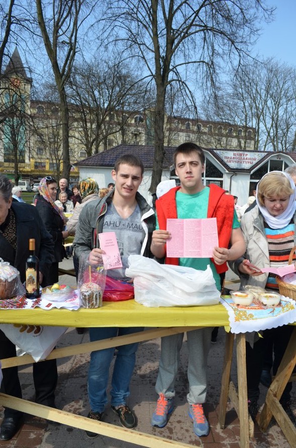 В Кафедральном соборе Христа Спасителя было роздано более 2000 пасхальных буклетов