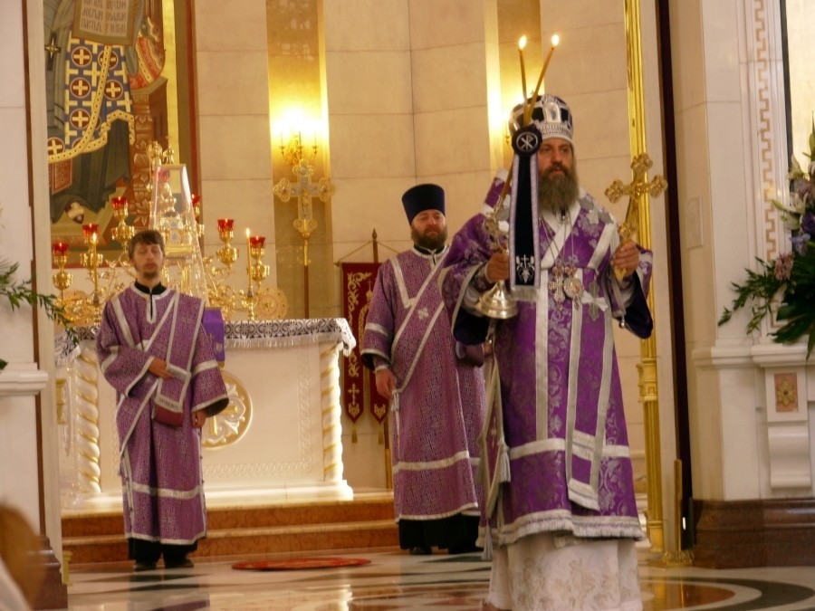 В праздник Воздвижения Креста Господня епископ Серафим совершил Божественную литургию в Кафедральном соборе