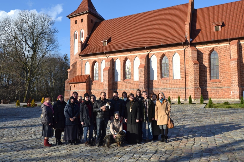 Активные прихожане собора провели субботник в храме вмч. Екатерины
