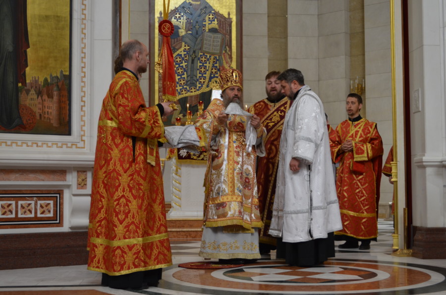 Архиепископ Серафим совершил Божественную Литургию в Неделю о расслабленом