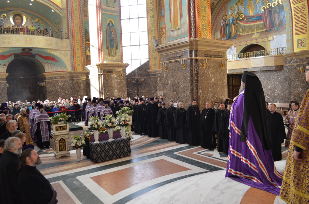 В Кафедральный собор Христа Спасителя привезли святыни из Свято-Успенского Вышенского монастыря